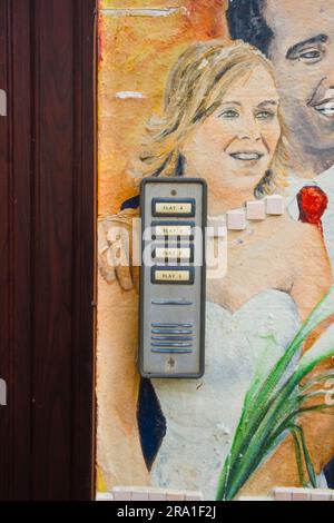 Telefono a quattro appartamenti su un muro murale a Scarborough Foto Stock