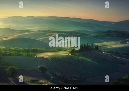 SAN QUIRICO D'ORCIA, TOSCANA / ITALIA - 22 agosto 2017: Mattina d'estate in Toscana. Podere Belvedere, vista iconica all'alba, una splendida luce sopra Foto Stock