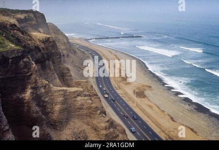 Perù, autostrada costiera fuori Lima. Foto Stock