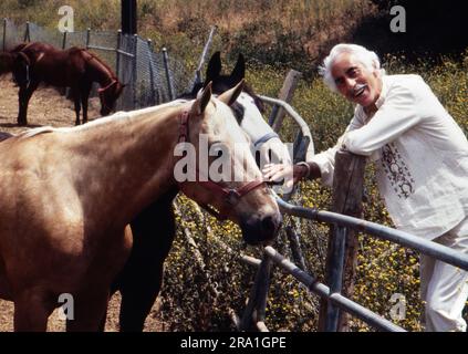 Ferdy Mayne, deutsch britischer Schauspieler, mit Pferden, Deutschland um 1989. Foto Stock