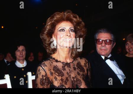 Sophia Loren, italienische Filmschauspielerin, mit Kollege Marcello Mastroianni, beide erhalten die Goldene Kamera für ihr Lebenswerk, hier bei der Verleihung der Goldenen Kamera a Berlino, Deutschland 1995. Foto Stock