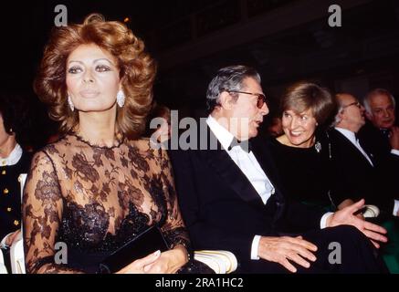 Sophia Loren, italienische Filmschauspielerin, mit Kollege Marcello Mastroianni, hier im Gespräch mit Verlegerin Friede Springer, bei der Verleihung der Goldenen Kamera a Berlino, Deutschland 1995. Foto Stock