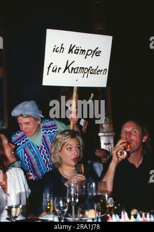 Otto Waalkes mit Eva Hassmann, 3.v.links und weiteren Gästen bei der Geburtstagsfeier von Gastronom Hans-Peter Wodarz, der seinen 50. Geburtstag AM 28. März 1998 feiert. Foto Stock