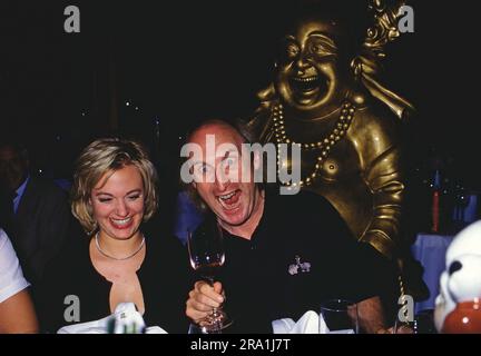 Otto Waalkes mit Eva Hassmann, bei der Geburtstagsfeier von Gastronom Hans-Peter Wodarz, der seinen 50. Geburtstag AM 28. März 1998 feiert. Foto Stock