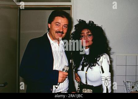TV-Produzent und Medienberater Wolfgang Bremke mit der amerikanischen Pop Sängerin la Toya Jackson, circa 1988. Foto Stock