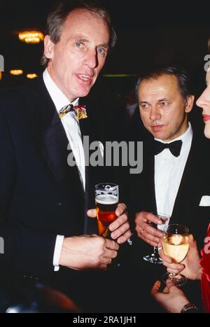 Günter Wille, Vorstandsvorsitzender der Axel Springer Verlag AG, im Münchner mit dem Gespräch Verleger Hubert Burda, circa 1988. Foto Stock