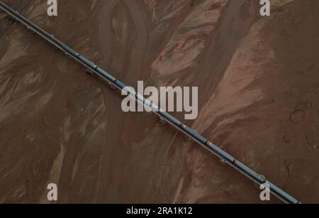 (230630) -- GOLMUD, 30 giugno 2023 (Xinhua) -- Un treno attraversa un ponte sul fiume Qumar nella regione sorgente del fiume Yangtze, il fiume più lungo della Cina, nella provincia del Qinghai della Cina nord-occidentale, il 16 giugno 2023. Il fiume Yangtze, lungo 6.300 chilometri, è il fiume più lungo della Cina e il terzo più lungo del mondo, ha tre sorgenti: Il fiume Tuotuo, il fiume Damqu a sud e il fiume Qumar a nord. Situato nell'entroterra dell'Altopiano Qinghai-Tibet tra i Monti Kunlun e i Monti Tanggula, la regione sorgente del fiume Yangtze, con un'altitudine media di m Foto Stock