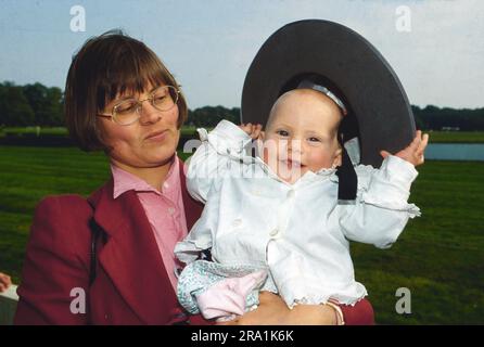 Sophie Gräfin von Plessen mit Tochter Louise, Deutschland, 1992. Foto Stock