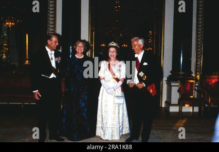 Richard von Weizsäcker Staatsbesuch in Inghilterra, 1986, in Festicher Robe: Königin Elisabeth II und Prinz Philip mit Bundespräsident Richard von Weizsäcker und Ehefrau Marianne beim Staatsempfang im Buckingham Palast. Foto Stock