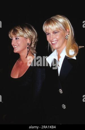 Fernsehmoderatorin Ulla Kock am Brink mit der holländischen Show-Moderatorin Linda de mol, circa 1995. Foto Stock