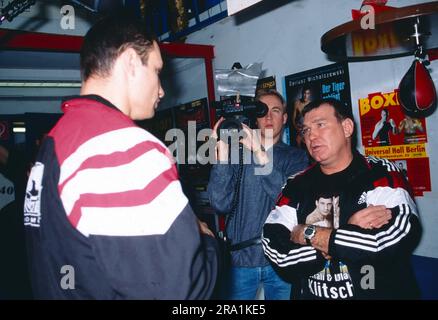 Vitali Klitschko, ukrainischer Profiboxer, mit seinem Boxtrainer Fritz Sdunek, Cheftrainer beim deutschen Boxstall Universum Box Promotion ad Amburgo, Bild circa 1999. Foto Stock