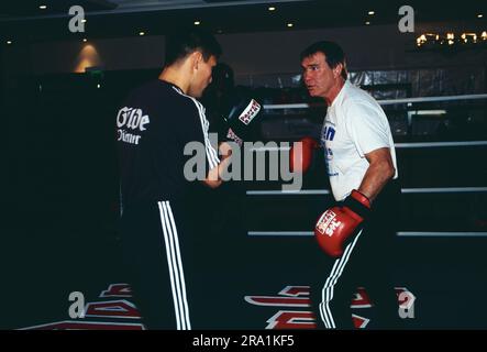 Dariusz Michalczewski, polnisch-deutscher Profiboxer, bekannt unter dem Spitznamen Tiger, hier beim Training mit Fritz Sdunek, Cheftrainer beim Boxstall Universum Box-Promotion ad Amburgo, circa 1996. Foto Stock