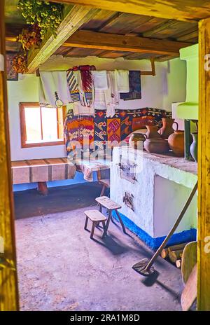 CHERNIVTSI, UCRAINA - 16 LUGLIO 2021: La camera d'epoca della casa di hata del villaggio bukoviniano a Chernivtsi Scansen, il 16 luglio a Chernivtsi Foto Stock