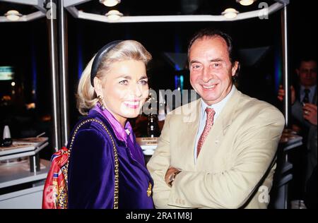 Egmont Monti Lüftner, Österreichischer Musikmanager, mit Tini Rothkirch, Deutschland um 1994. Foto Stock