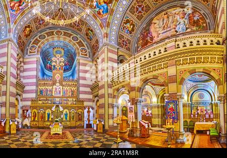 CHERNIVTSI, UCRAINA - 16 LUGLIO 2021: L'eccezionale sala di preghiera della Chiesa dei tre Santi dell'Università Nazionale di Chernivtsi, il 16 luglio a Chernivtsi Foto Stock