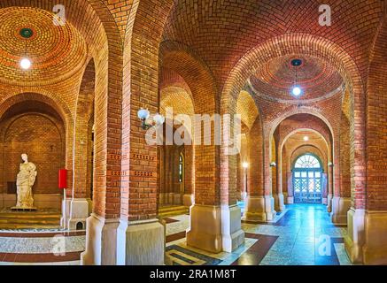 CHERNIVTSI, UCRAINA - 16 LUGLIO 2021: Il corpo principale dell'Università Nazionale di Chernivtsi è decorato con portici in mattoni, il 16 luglio a Chernivtsi Foto Stock