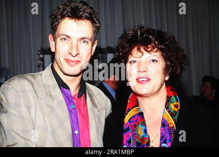 Ingolf Lück, deutscher Moderator und Komiker, mit Filmproduzentin Regina Ziegler, Deutschland um 1993. Foto Stock
