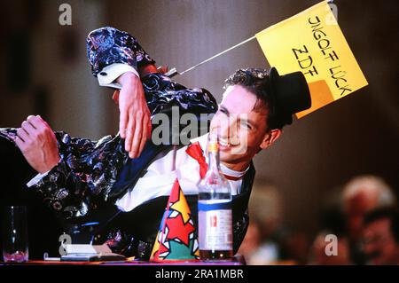Ingolf Lück, deutscher Moderator und Komiker, in der Reisequiz Show '10 oder geh'n' im ZDF, Deutschland um 1992. Foto Stock