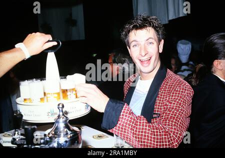 Ingolf Lück, deutscher Moderator und Komiker, bei einem Glas Kölsch in Köln, Deutschland um 1992. Foto Stock