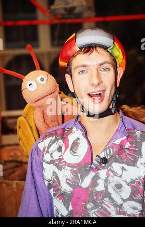 Ingolf Lück, deutscher Moderator und Komiker, mit Schnecke Finchen aus der 'Sesamstraße' ad Amburgo, Deutschland um 2001. Foto Stock