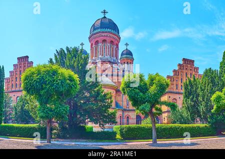 Il lussureggiante giardino di fronte all'Università Nazionale di Chernivtsi e alla Chiesa del Seminario, Ucraina Foto Stock