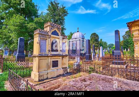CHERNIVTSI, UCRAINA - 16 LUGLIO 2021: Le lapidi e le cripte del cimitero ebraico in Zelena Street, il 16 luglio a Chernivtsi Foto Stock
