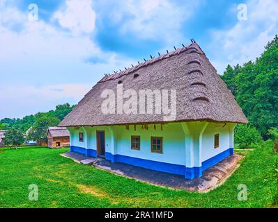 La vecchia casa Bukovinian hata imbiancata con tetto di paglia, Chernivtsi scansen, Ucraina Foto Stock