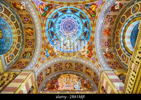 CHERNIVTSI, UCRAINA - 16 LUGLIO 2021: Le icone dipinte e i motivi tradizionali sulla cupola e gli archi della chiesa dei tre santi del Seminario di Chernivtsi Foto Stock