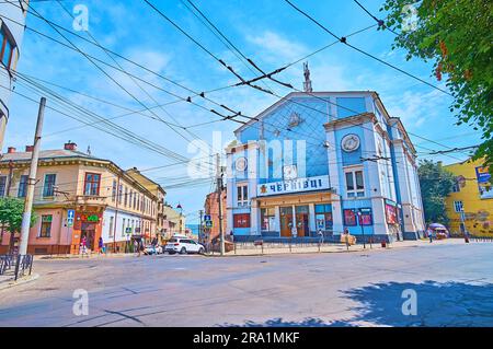 CHERNIVTSI, UCRAINA - 16 LUGLIO 2021: La facciata del cinema d'epoca Chernivtsi in via Universytetska, il 16 luglio a Chernivtsi Foto Stock