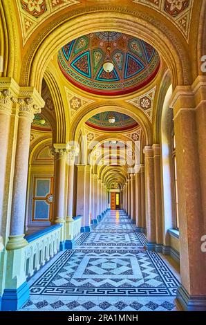 CHERNIVTSI, UCRAINA - 16 LUGLIO 2021: La galleria ornata ad arco dell'ala Metropolitans nell'Università Nazionale di Chernivtsi, il 16 luglio a Chernivtsi Foto Stock
