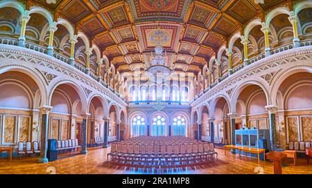 CHERNIVTSI, UCRAINA - 16 LUGLIO 2021: Interno panoramico della sala di marmo decorata dell'Università Nazionale di Chernivtsi, il 16 luglio a Chernivtsi Foto Stock
