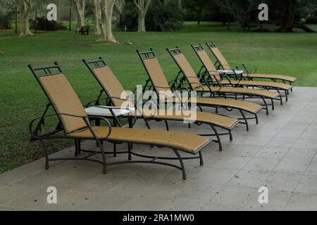 Fila di sedie a sdraio nella piscina dell'hotel, sdraio per le vacanze, Mkhuse, Sud Africa, concetto di vacanza, oggetti, allestimento, mobili da esterno Foto Stock