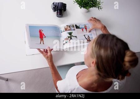 Guarda l'album fotografico della famiglia. Libro di memoria Foto Stock