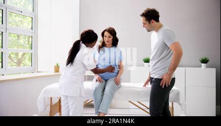Coppia IVF fertilità e medico controllo medico in clinica Foto Stock