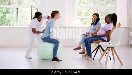 Classe di gravidanza prenatale. Scuola di preparazione materna Foto Stock