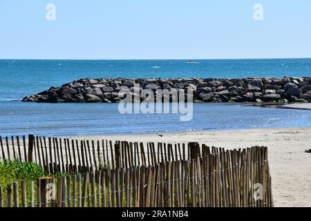 Marseillan, Francia. 20 giugno 2017. La spiaggia e il molo di Marseillan Plage. Foto di alta qualità Foto Stock