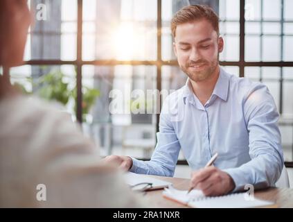 Bell'uomo bearded in un ufficio moderno Foto Stock