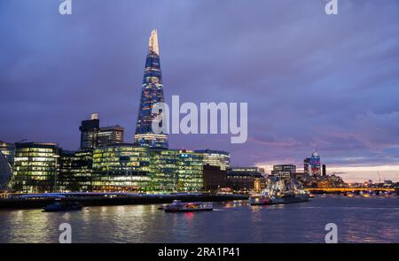 Londra, Regno Unito - 4 novembre 2017: Vista notturna della costa del Tamigi, edifici illuminati della città di Londra Foto Stock