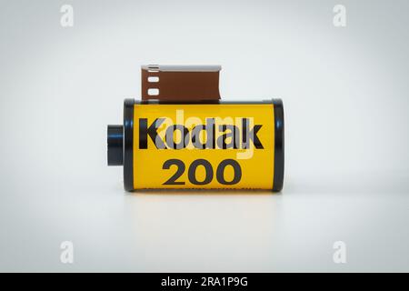 Rullino per fotocamera analogico Kodak 200, pellicola visibile fotografata su uno sfondo semplice. Foto Stock