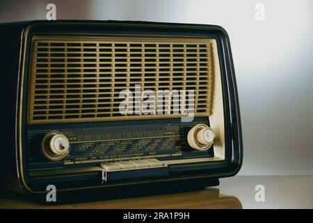 Antica radio a transistor degli anni '60, scala di frequenza visibile con nomi di città del mondo, spazio libero per il testo sul lato destro. Foto Stock