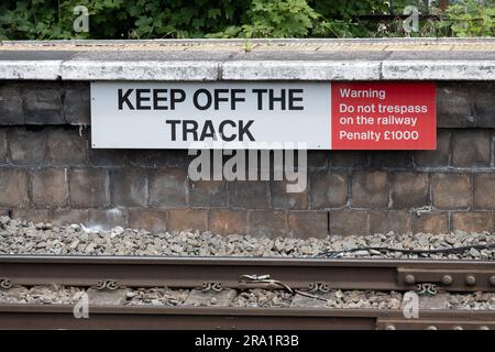 Mantieniti lontano dall'indicazione per la stazione di Leamington Spa, Warwickshire, Regno Unito Foto Stock