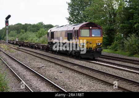 EWS classe 66 locomotiva diesel n. 66057 che tira un treno freightliner a Leamington Spa, Warwickshire, Regno Unito Foto Stock