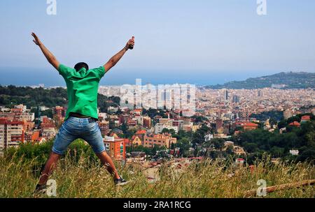 Uomo vestito di verde che salta sulla montagna Foto stock - Alamy