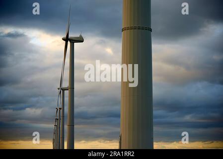 Parco eolico onshore con molte grandi turbine eoliche nel paesaggio Foto Stock
