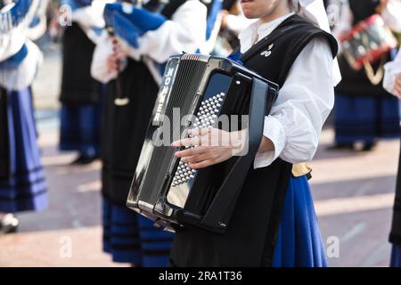 Banda cornamusa reale della città di Oviedo, nel nord della Spagna. Ci sono 50 componenti, tra cui bagpipers, percussionisti e fisarmonicisti. Foto Stock