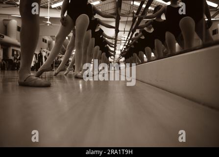 Gli studenti si schierano al bar per esercitazioni di balletto presso la scuola privata di San Antonio, Texas. Foto Stock