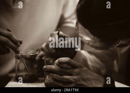 Studente e insegnante in classe chimica presso la scuola privata di San Antonio, Texas. Foto Stock