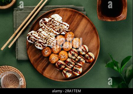 Set di sushi panini asiatici con tappi di formaggio su un piatto di legno Foto Stock