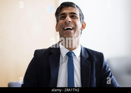 Il primo ministro Rishi Sunak ride durante una visita al Cambridge Clinical Research Centre presso l'Addenbrooke's Hospital di Cambridge, mentre l'NHS e il governo lanciano il primo piano di forza lavoro a lungo termine nella storia del NHS. Data immagine: Venerdì 30 giugno 2023. Foto Stock