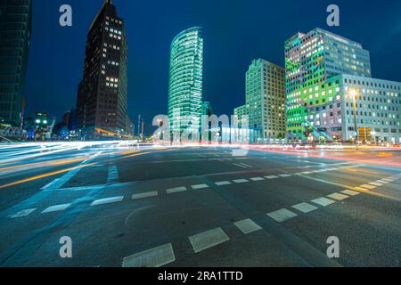 Berlin potsdamer platz, piazza illuminata di notte, Berlino, Germania Foto Stock